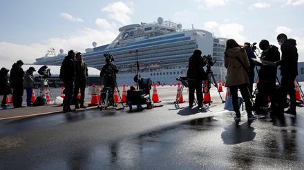 Journalisten warten im Hafen von Yokohama.