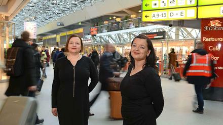 Julia und Evelyn Csabai auf dem Flughafen Tegel.