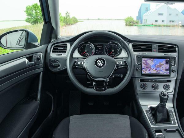 Ausstattung geht ins Geld: Der VW Golf 1.2 TSI kostet erst mal "nur" rund 19 000 Euro. Allerdings lässt sich der Preis fast beliebig in die Höhe treiben. Der Test-Golf lag am Ende bei mehr als 30 000 Euro.