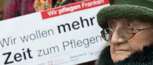 Eine 93-jährige, pflegebedürftige Frau demonstriert in Nürnberg für bessere Arbeitsbedingungen des Personals.