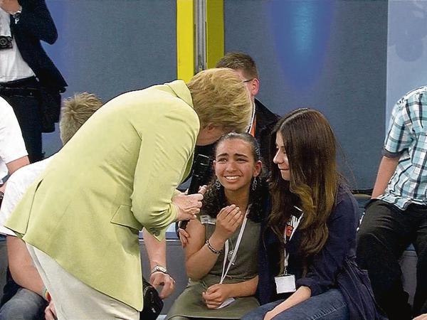 15. Juli 2015: Angela Merkel verkörperte für viele Flüchtlinge die Sicherheit, die sie in Deutschland suchten. Bei einer Diskussion mit Schülern in Rostock erzählt ihr die 15-jährige Palästinenserin Reem unter Tränen von ihrer Angst, abgeschoben zu werden. 