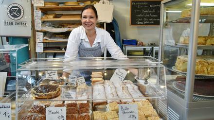 Die stets freundliche Bäckerin. Annette Zeller an ihrem Wochenendstand in der Kreuzberger Markthalle Neun.