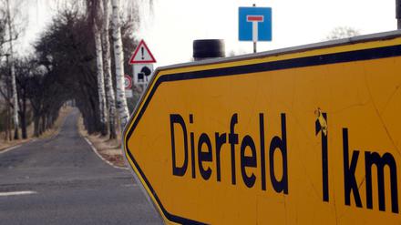 Ein Schild weist den Weg zur Gemeinde Dierfeld im Kreis Bernkastel-Wittlich (Symbolbild).