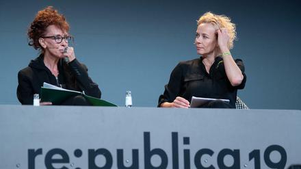 Die Schriftstellerin Sibylle Berg (l) und Schauspielerin Katje Riemann auf der "re:publica". 