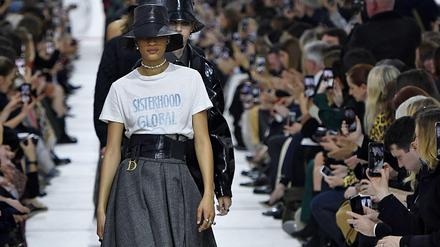 Schwestern aller Länder! Dior-Designerin Maria Grazia Chiuri mag feministische Sprüche auf T-Shirts.
