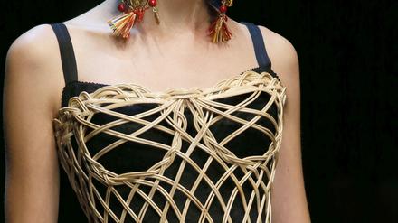 Ein aus Weide geflochtenes Kleid von Dolce&Gabbana, gezeigt 2012 auf der Modenschau für Frühjahr 2013.