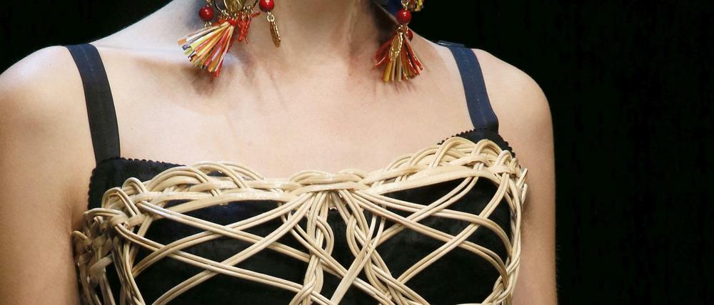 Ein aus Weide geflochtenes Kleid von Dolce&Gabbana, gezeigt 2012 auf der Modenschau für Frühjahr 2013.