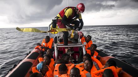Jährlich ertrinken tausende Flüchtende beim Versuch das Mittelmeer zu überqueren. Allein 2020 waren es nach Schätzungen 1370.