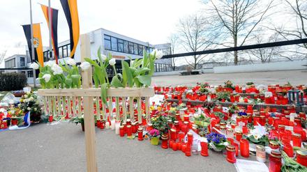 Ein Holzkreuz mit 16 weißen Tulpen steht vor der Albertville Realschule in Winnenden. (Archivbild 20.03.2009)