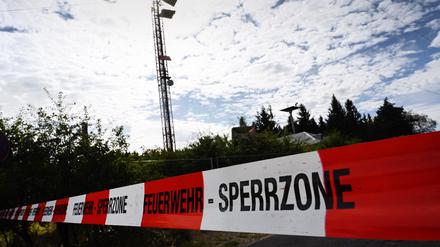 Weiträumig abgesperrt ist die Unglücksstelle rund um einen Funkmast auf dem Hohen Meissner in Nordhessen. 