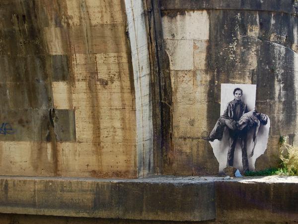 Wenigstens auf diesem Kunstwerk an einer Brücke lebt der Regisseur Pier Paolo Pasolini weiter.