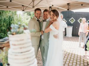 Braut, Bräutigam, Freund und Torte