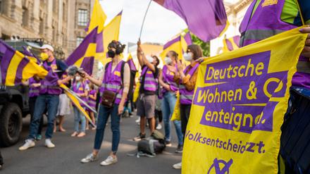 Unterstützer der Initiative „Deutsche Wohnen & Co. enteignen“ bei einer Demonstration.