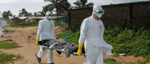 In Liberia entstand diese Aufnahme. Sie zeigt, wie die Leiche eines Ebola-Kranken auf einen Friedhof getragen wird.