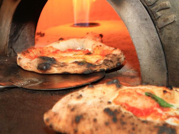 "Serious Pizza" nennt Florian Schramm das, was in seinem gleichnamigen Restaurant bei 500 Grad im Kugelofen gebacken wird. 