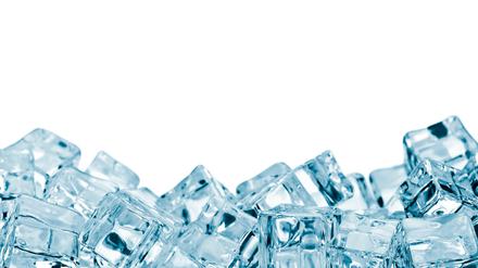 Glasklar müssen sie sein, um Drinks richtig zu kühlen und angemessen zu verwässern: perfekte Eiswürfel.