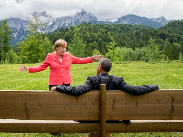 Eigentlich war die Bank zu klein für alle Gipfelteilnehmer. Aber da US-Präsident Obama nun schon mal Platz genommen hatte, konnte Gastgeberin Angela Merkel nichts mehr gegen das Geschiebe tun, das kurz nach diesem Bild um die besten Plätze einsetzte. 