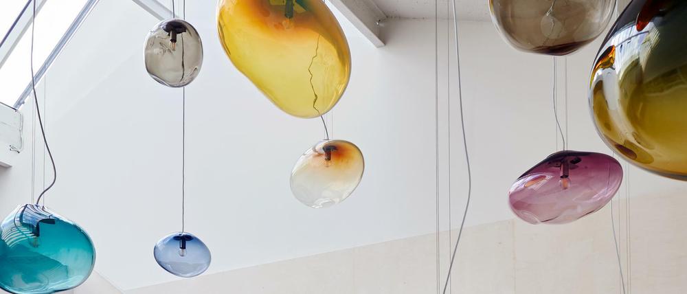 Die Leuchten im Atelier von Simone Lüling bilden ein eigenes Universum.