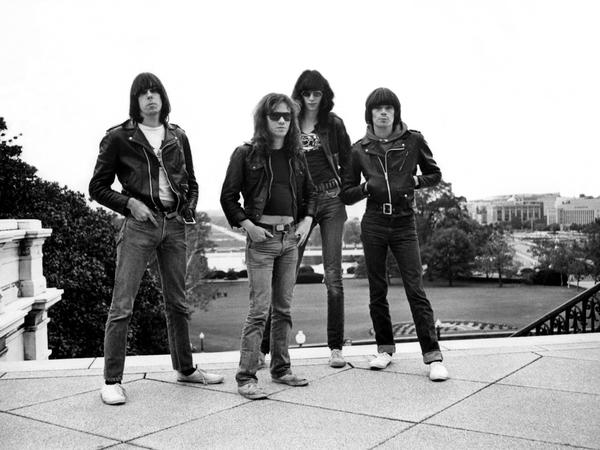 Die Ramones: Johnny, Tommy, Joey und [DeeDee (v. links) im Dokumentarfilm „End of the Century“.