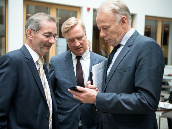 Ganz ohne Politik geht es nicht. Gemeinsam mit Matthias Platzeck (l.) und Jürgen Trittin (r.) leitet Ole von Beust die Kommission zum Atomausstieg.