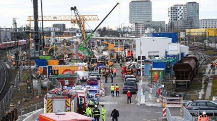 Bei einer Explosion auf einer Baustelle der Deutschen Bahn sind nach Angaben der Feuerwehr drei Menschen verletzt worden. 
