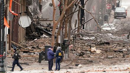 Einsatzkräfte arbeiten am Ort der heftigen Explosion in der Innenstadt von Nashville.