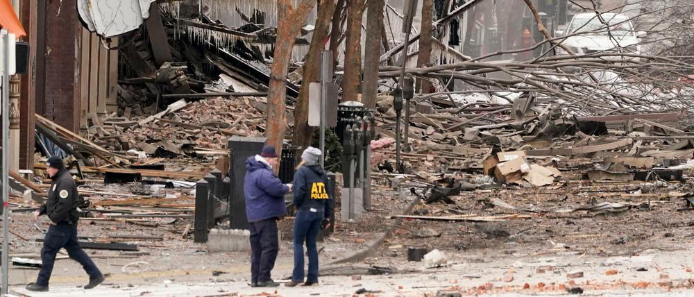 Einsatzkräfte arbeiten am Ort der heftigen Explosion in der Innenstadt von Nashville.