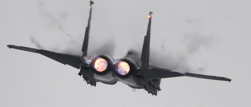 Archivbild: Ein Kampfjet F-15 der US-Luftwaffe im Jahr 2011 bei einem Manöver.