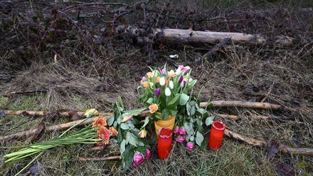 Blumen am Fundort des getöteten Mädchens. Über das Motiv der beiden Täterinnen ist bislang nichts bekannt.