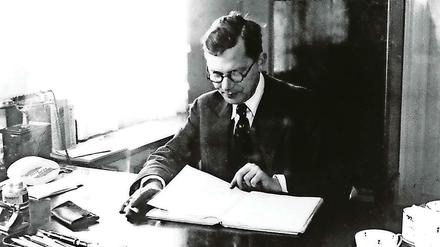 Der Schriftsteller Hans Fallada an seinem Schreibtisch.