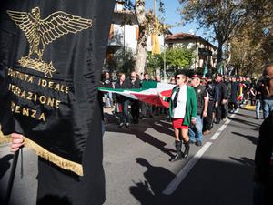 Oktober 2022: Faschisten marschieren vor Mussolinis Grab.