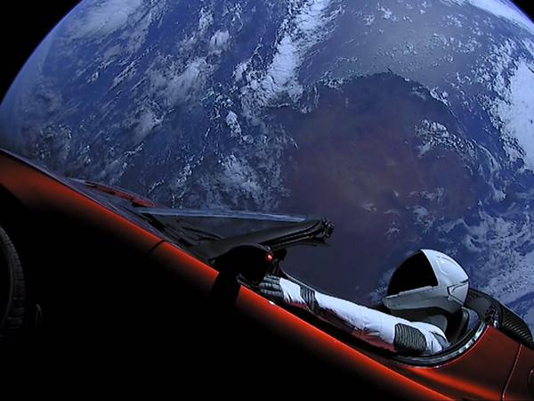 Als PR-Gag für seine Weltraumrakete „Falcon Heavy“ ließ Elon Musk einen Tesla mit einer Puppe ins All schießen.