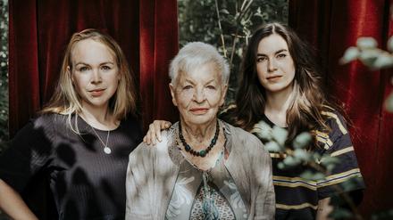 Die Autorin Pascale Hugues hat mit den drei Frauen (Anna Aust, 29, Alexia Berkowicz, 39, und Lotte Greiner, 88) über den Feminismus gesprochen. 