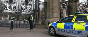 Polizei vor dem Holyrood-Palast. Nach dem Fund eines „verdächtigen Objekts“ hat die Polizei einen Mann festgenommen. 