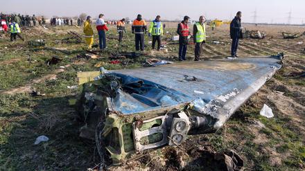 Trümmerteile der ukrainischen Passagiermaschine liegen am 8. Januar in der Nähe von Teheran.