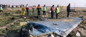 Trümmerteile der ukrainischen Passagiermaschine liegen am 8. Januar in der Nähe von Teheran.