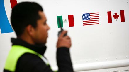 Die Flaggen von Mexiko, den USA und Kanada an einer Grenzkontrolle in Ciadad Juarez, Mexiko (Symbolbild)