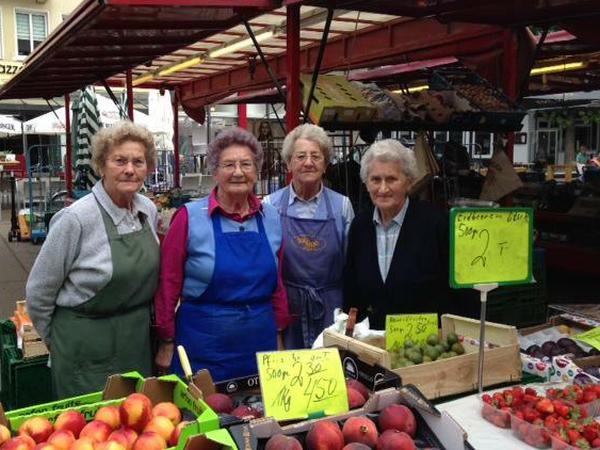 Die Cirkel-Schwestern: Mathilde Möhring, 83, Maria Hatkemper, 81, Gisela Unnebrink, 80, Henni Richter, 85, sind vier Mal die Woche auf dem Markt (von links nach rechts).