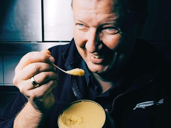 Fischzüchter Walter Grüll kostet seinen "weißen" Kaviar, der eigentlich gelb ist. Der Österreicher ist einer der wenigen, die mit der seltenen Delikatesse handeln. 