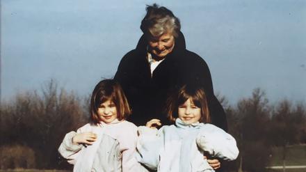 Die Autorin (links) in den 80er Jahren mit ihrer Großmutter.