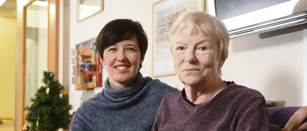 Wahlverwandtschaft. Jutta Volgmann, 80, und Nadine Fredow, 36, treffen sich regelmäßig auf einen Caipirinha. 