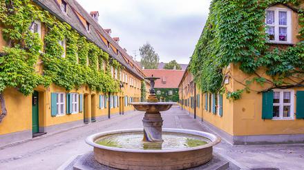 Ein Brunnen schmückt die Herrengasse in der Augsburger Fuggerei.