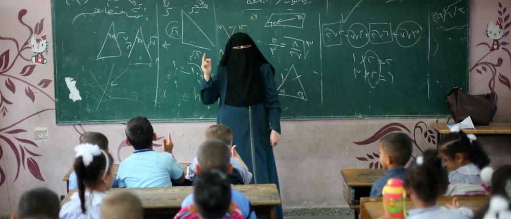 Auch in Mathe, hier an einer Schule in Gaza, wird Hass gegen Juden geschürt – etwa bei der Addition von Märtyrern.