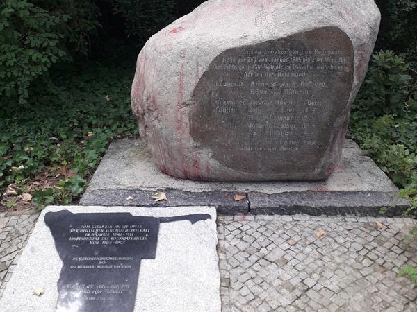 Auf dem Friedhof Columbiadamm in Neukölln befinden sich der Hererostein und eine Namibia-Gedenkplatte.