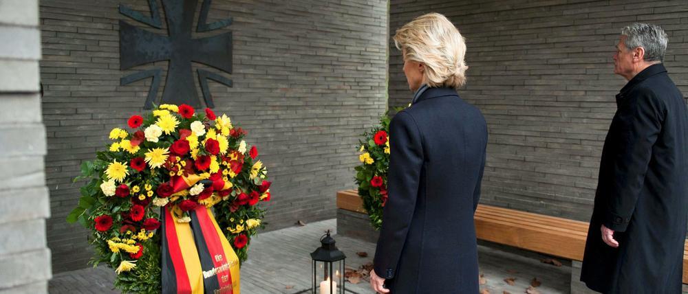 Gedenken. Verteidigungsministerin von der Leyen und Bundespräsident Gauck am Mahnmal im Wald der Erinnerung.