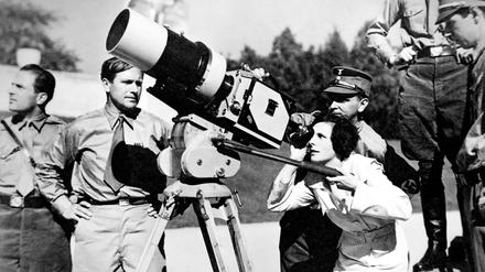Hitlers Linse. Kameramann Sepp Allgeier (Zweiter von links) beobachtet Regisseurin Leni Riefenstahl.