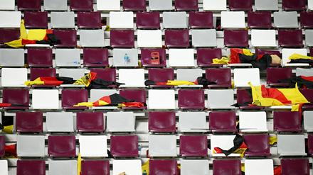 Deutsche Fahnen und Banner auf den Tribünen nach dem Spiel zwischen Deutschland und Japan im Khalifa International Stadium am 23. November 2022 in Doha, Katar.