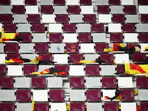 Deutsche Fahnen und Banner auf den Tribünen nach dem Spiel zwischen Deutschland und Japan im Khalifa International Stadium am 23. November 2022 in Doha, Katar.