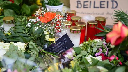 Blumen und Beileidsbekundungen vor dem Oberlinhaus in Potsdam. In der diakonischen Einrichtung starben am 28. April vier Menschen mit Behinderungen.