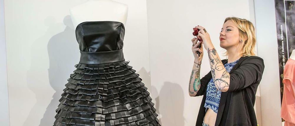 Beim Greenshowroom dominieren alternative Materialien, wie bei diesem Kleid aus recyceltem Leder.